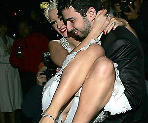 popstar christina aguilera paparazzi upskirt